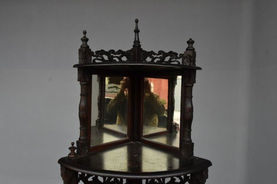             Coppia di cassapanche angolari intagliate in stile Art Nouveau 1900 circa