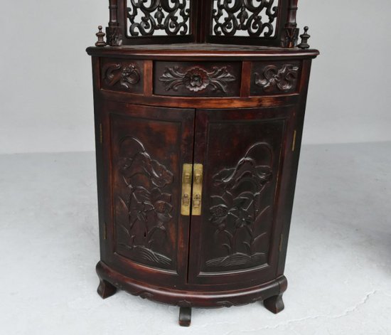             Coppia di cassapanche angolari intagliate in stile Art Nouveau 1900 circa