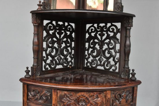             Coppia di cassapanche angolari intagliate in stile Art Nouveau 1900 circa