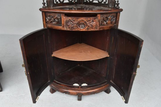             Coppia di cassapanche angolari intagliate in stile Art Nouveau 1900 circa