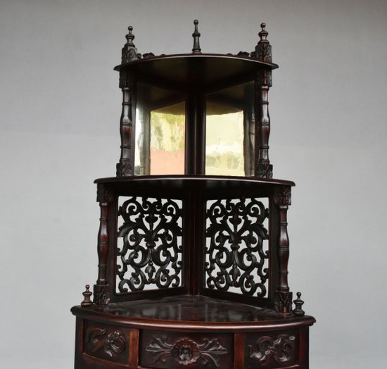             Coppia di cassapanche angolari intagliate in stile Art Nouveau 1900 circa