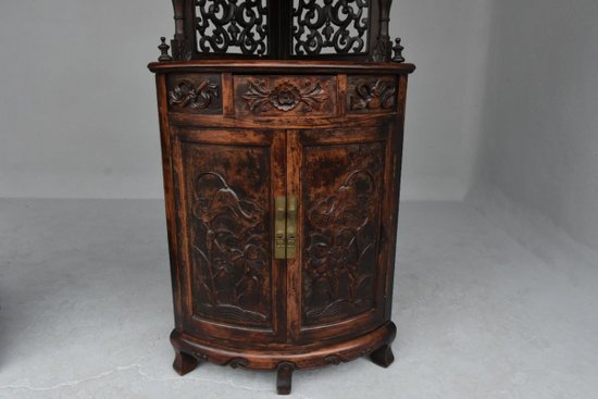             Coppia di cassapanche angolari intagliate in stile Art Nouveau 1900 circa