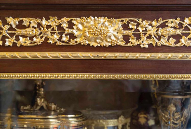 Una bellissima vetrina in stile Luigi XVI, XIX secolo