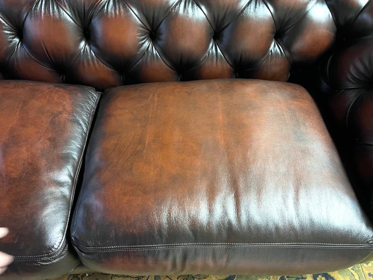 Divano Chesterfield inglese in pelle capitonné color bordeaux – fine XX secolo