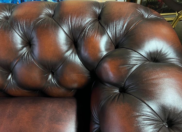 Divano Chesterfield inglese in pelle capitonné color bordeaux – fine XX secolo