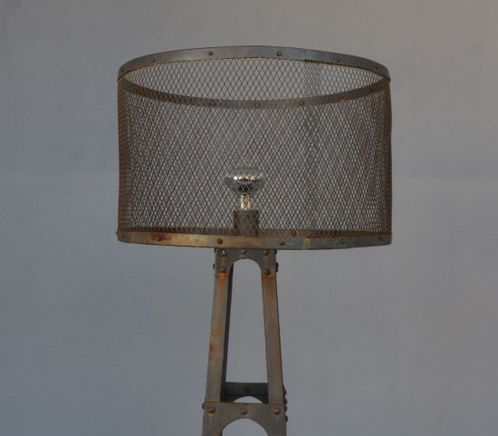            Coppia di lampade da terra in metallo in stile industriale vintage