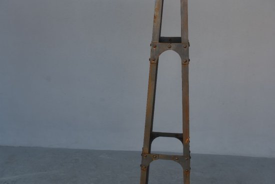             Coppia di lampade da terra in metallo in stile industriale vintage