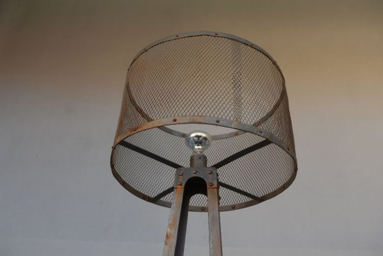             Coppia di lampade da terra in metallo in stile industriale vintage