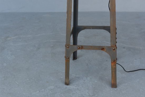             Coppia di lampade da terra in metallo in stile industriale vintage