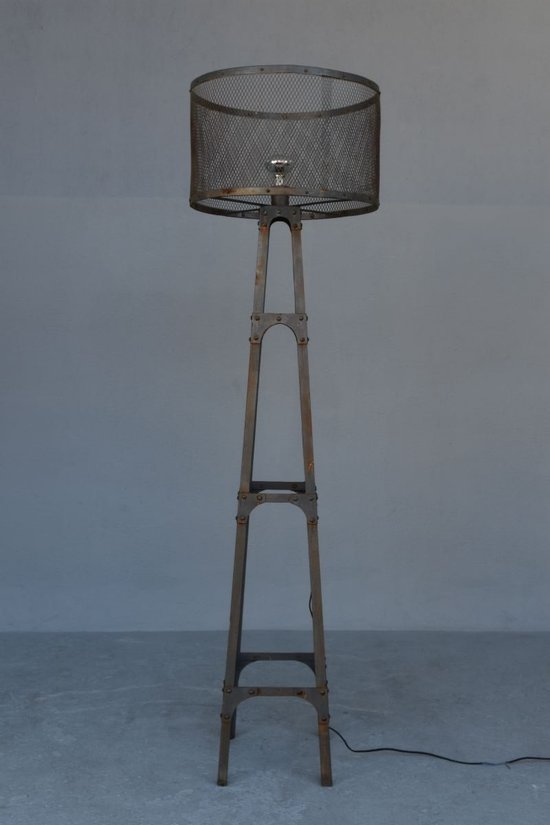             Coppia di lampade da terra in metallo in stile industriale vintage