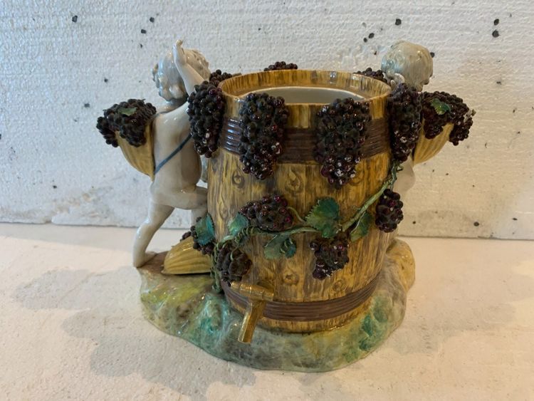 Gruppo in porcellana policroma "Putti Mietitori" XX secolo