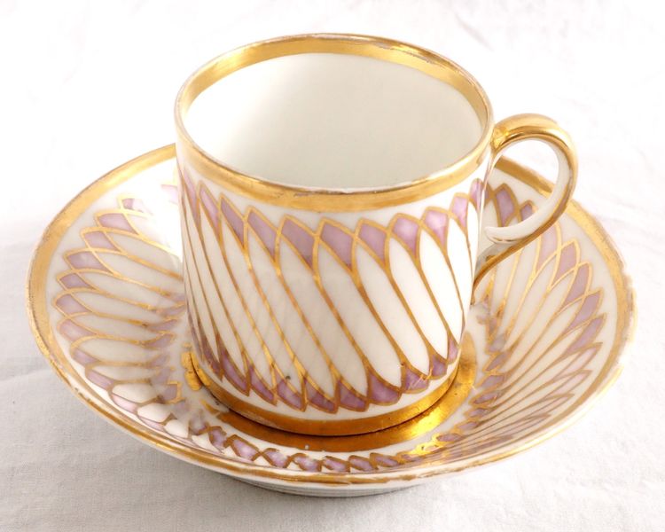 Dagoty: Kaffeetasse in Literform im ägyptischen Stil aus Pariser Porzellan, Empire-Zeit – signiert