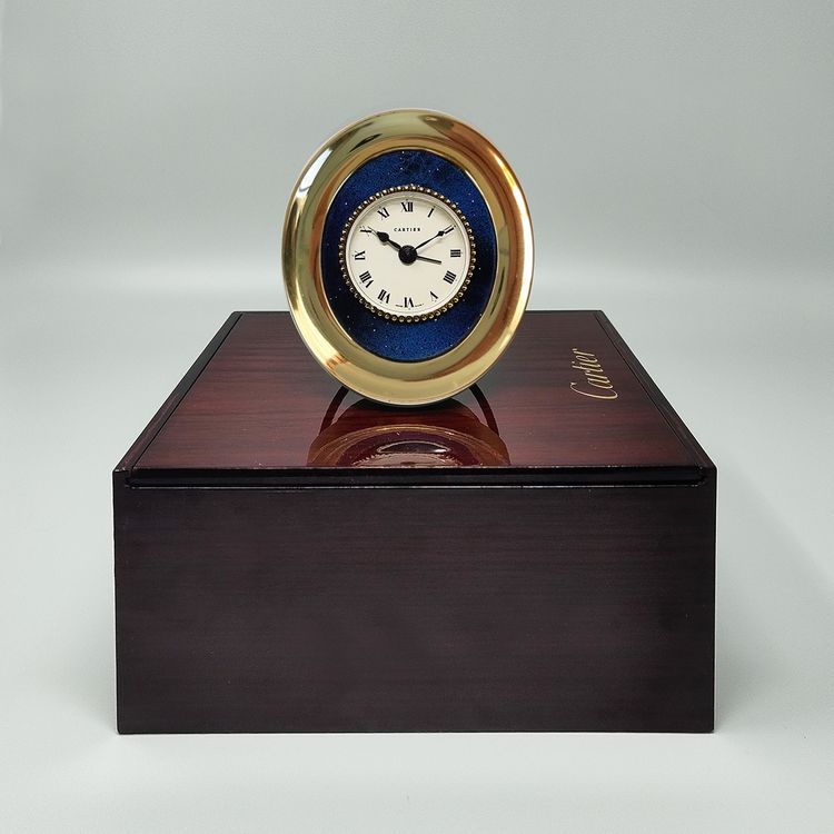 Pendulette, magnifique réveil de bureau et de voyage Cartier des années 1960. Fabriquée en Suisse.