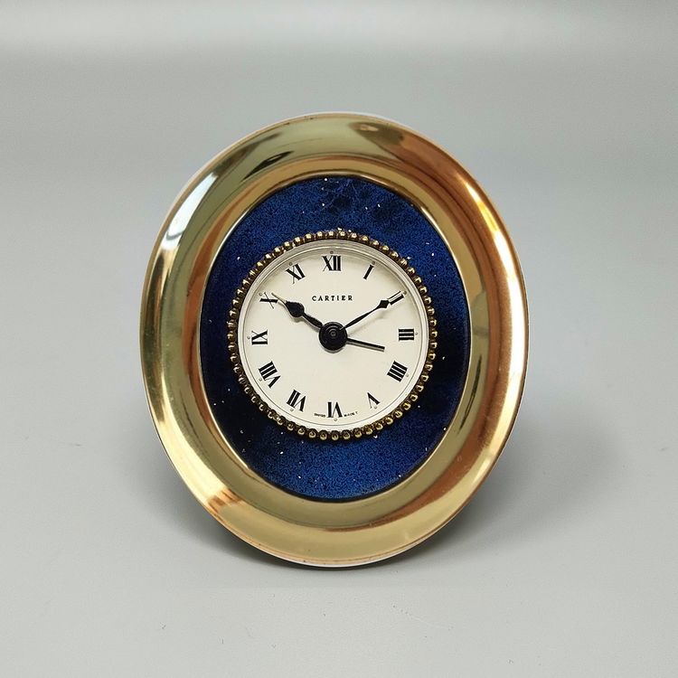 Pendulette, magnifique réveil de bureau et de voyage Cartier des années 1960. Fabriquée en Suisse.