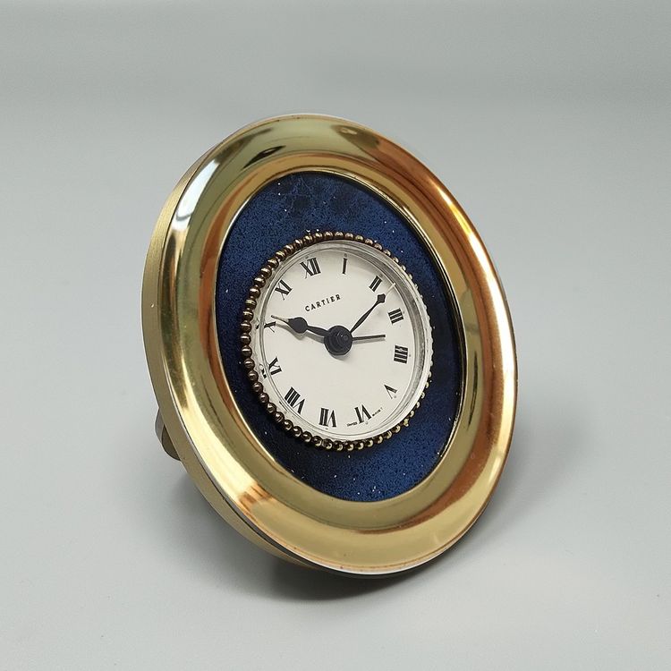 Pendulette, magnifique réveil de bureau et de voyage Cartier des années 1960. Fabriquée en Suisse.