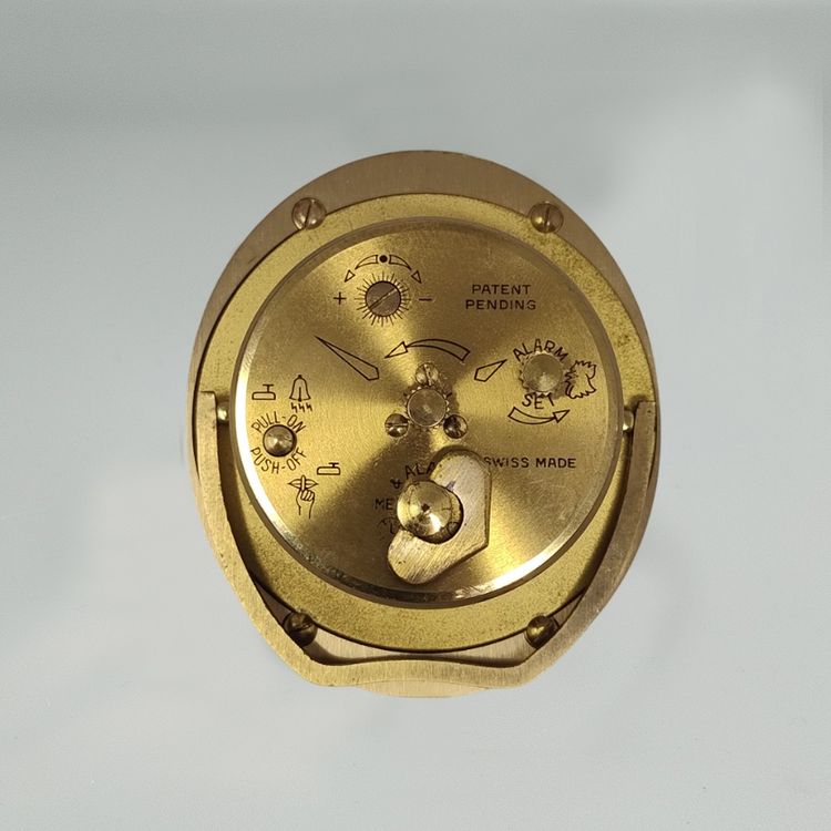 Pendulette, magnifique réveil de bureau et de voyage Cartier des années 1960. Fabriquée en Suisse.