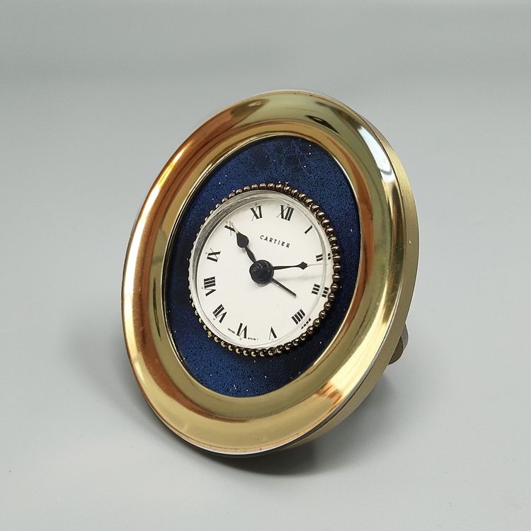 Pendulette, magnifique réveil de bureau et de voyage Cartier des années 1960. Fabriquée en Suisse.