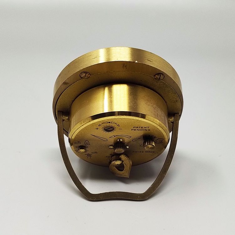 Pendulette, magnifique réveil de bureau et de voyage Cartier des années 1960. Fabriquée en Suisse.
