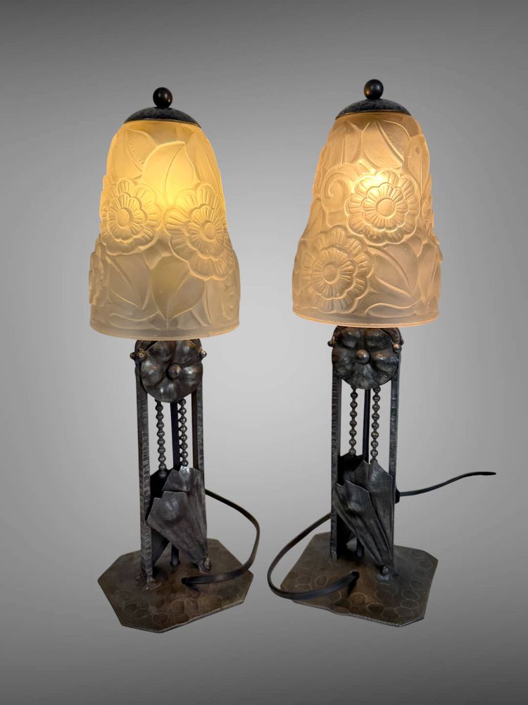 PAAR GESCHMIEDETE EISENLEUCHTEN IM ART-DÉCO-STIL MIT GEPRESSTEN GLASSCHIRMEN