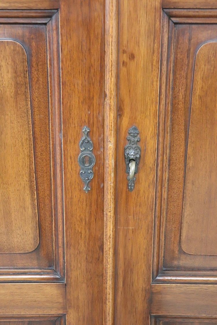 Very large 4 doors waedrobe in solid walnut, Italy Mid 19th century