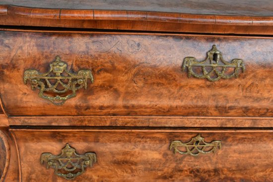 18th century Dutch chest of drawers in walnut burl