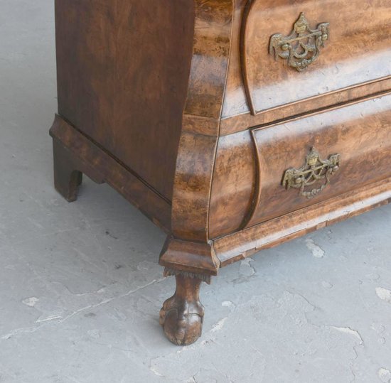 18th century Dutch chest of drawers in walnut burl