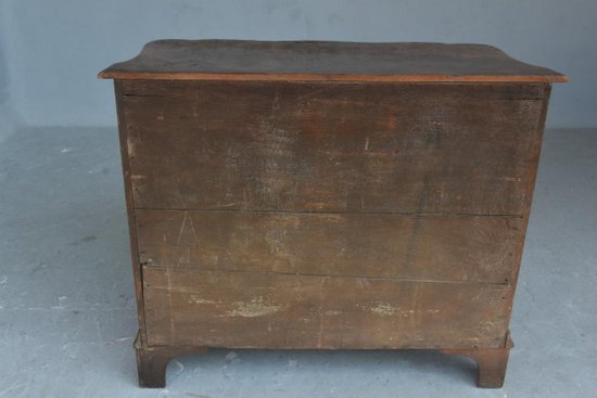 18th century Dutch chest of drawers in walnut burl