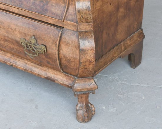 18th century Dutch chest of drawers in walnut burl
