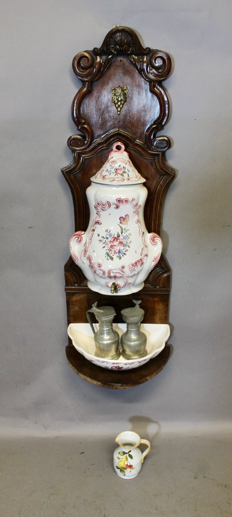 Fontaine murale à eau ou vin , faience de Luneville