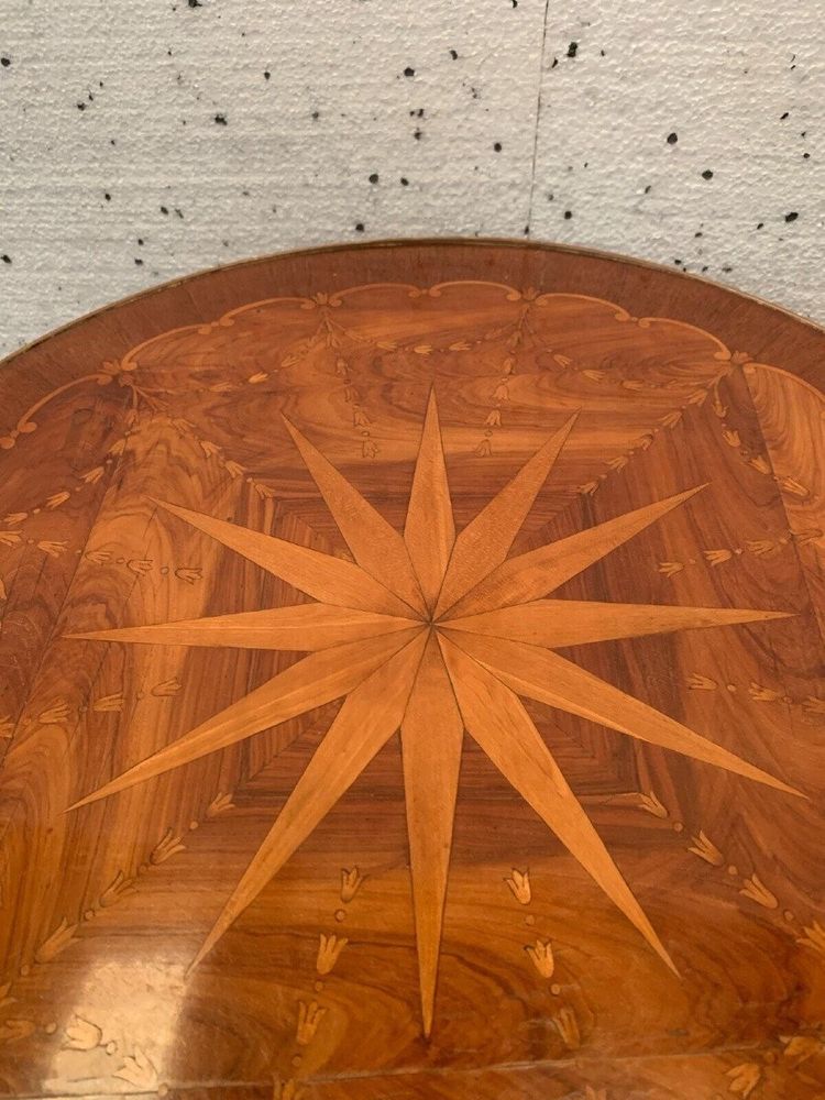 Tavolo con piedistallo impiallacciato in palissandro del XX secolo stile Luigi XVI