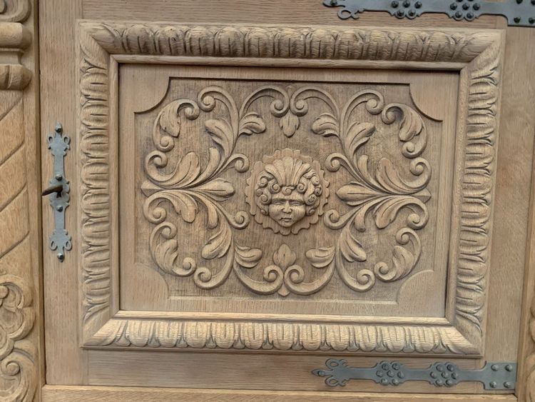 Anrichte Im Renaissance-Stil Aus Massiver Eiche XX Jahrhundert