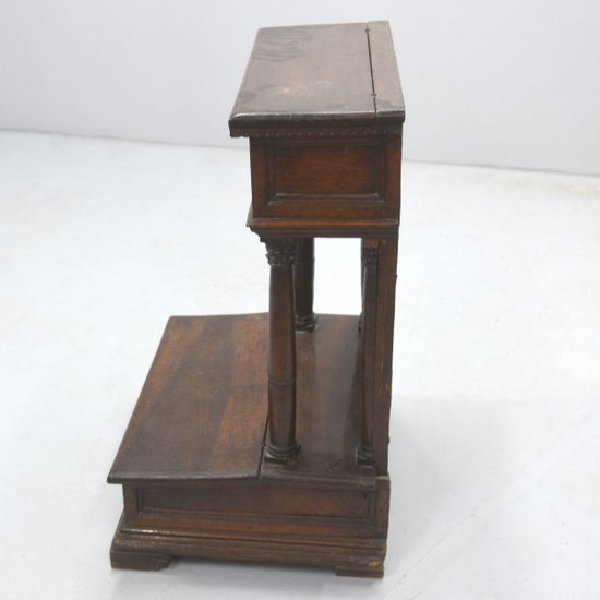 Italian Oratory Oratory in walnut from the 16th century