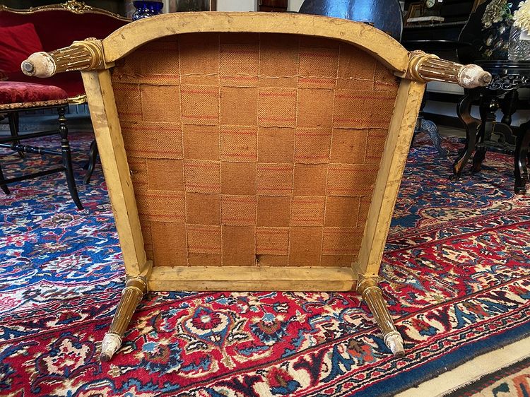 Sedia bergère in stile Luigi XVI in legno dorato e rivestita in velluto bordeaux