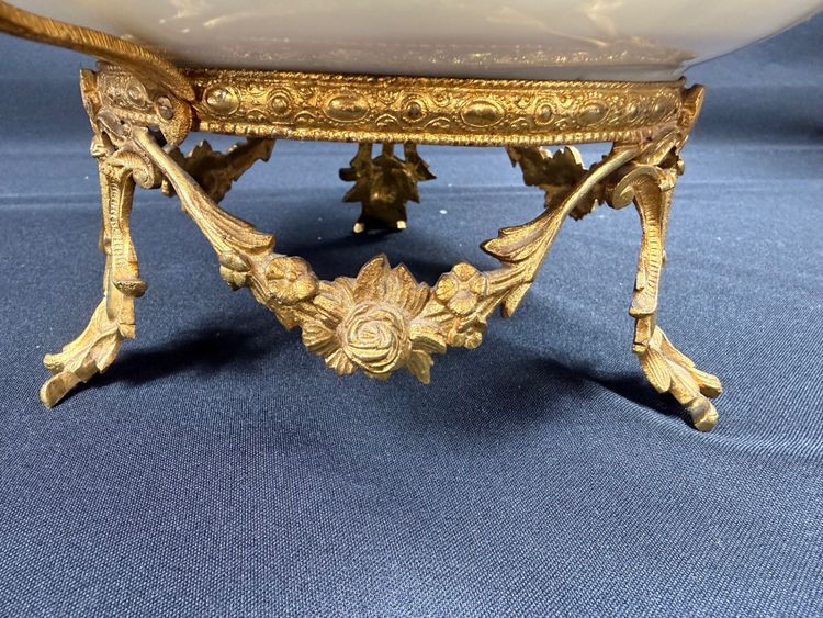 Magnificent porcelain bowl mounted on a bronze base in the Sèvres style.
