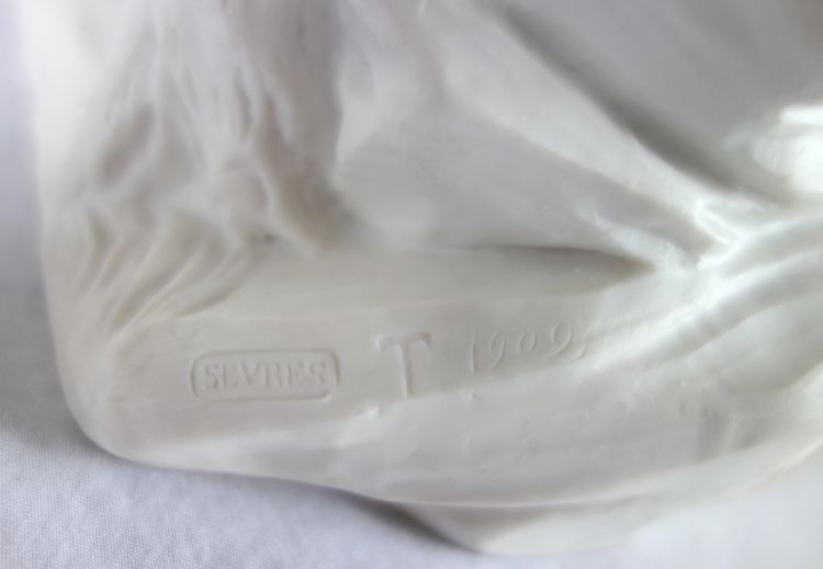 Sèvres : scène galante du XVIIIe siècle - la leçon de flûte, groupe en biscuit - signé