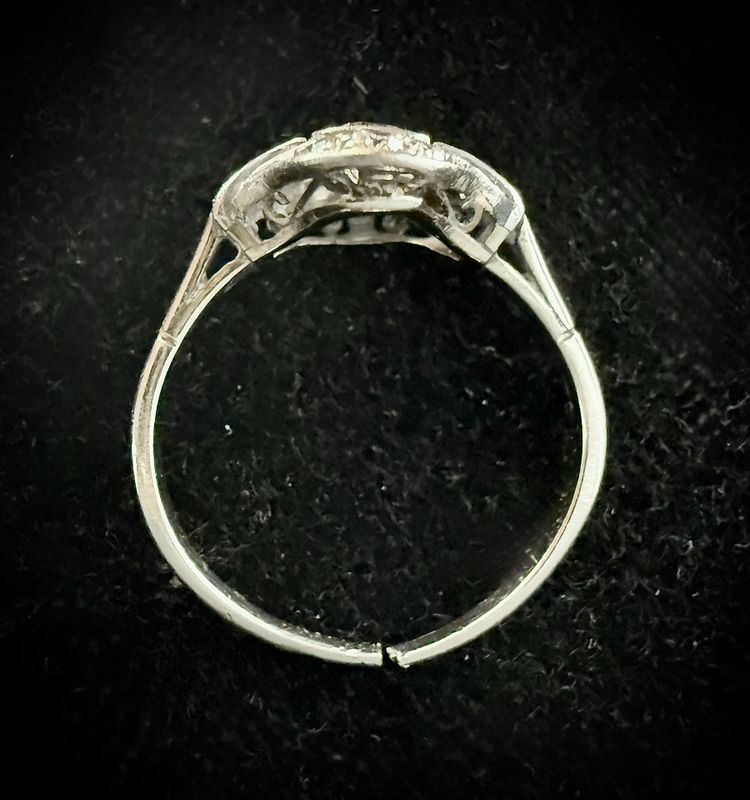 Bague Art Déco sertie de brillants