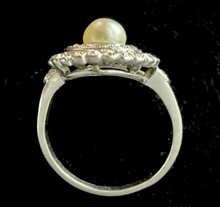 Ring aus Platin mit einer feinen Perle und Diamanten