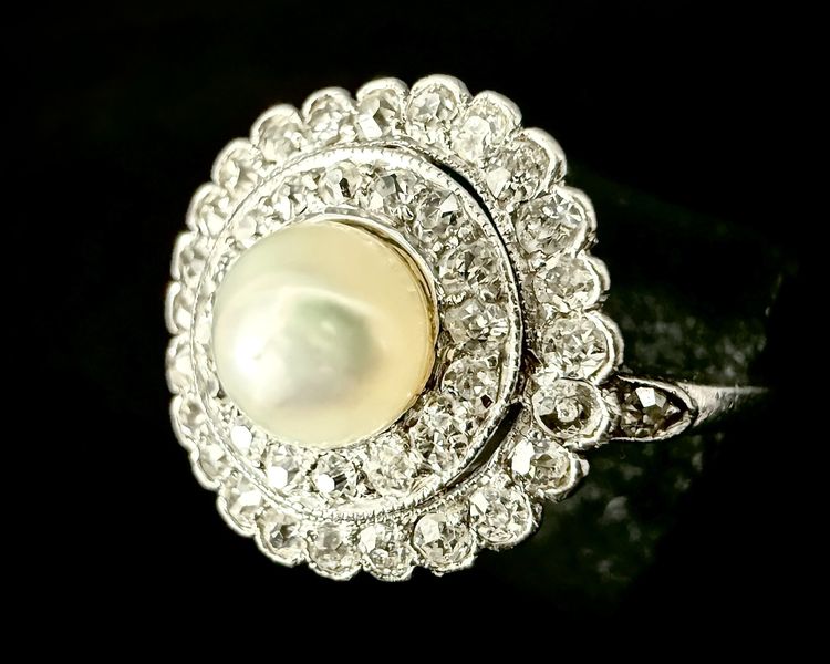 Ring aus Platin mit einer feinen Perle und Diamanten