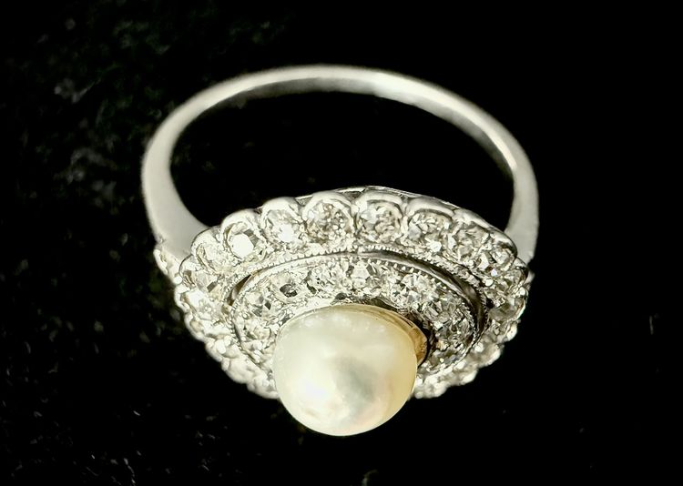 Ring aus Platin mit einer feinen Perle und Diamanten