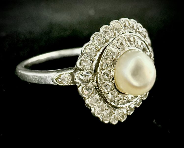 Ring aus Platin mit einer feinen Perle und Diamanten