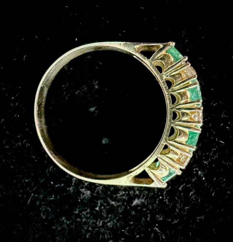 Bague sertie d'émeraudes et brillants
