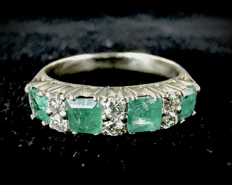 Bague sertie d'émeraudes et brillants