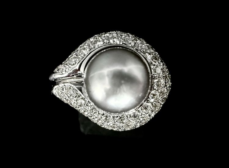 Bague or blanc sertie d'une perle et 2 carats de brillants