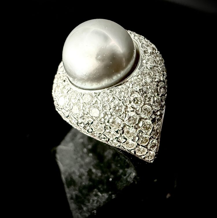 Bague or blanc sertie d'une perle et 2 carats de brillants
