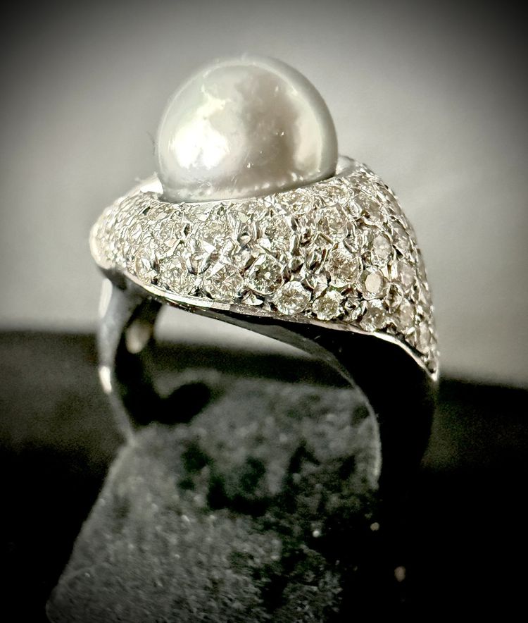 Bague or blanc sertie d'une perle et 2 carats de brillants