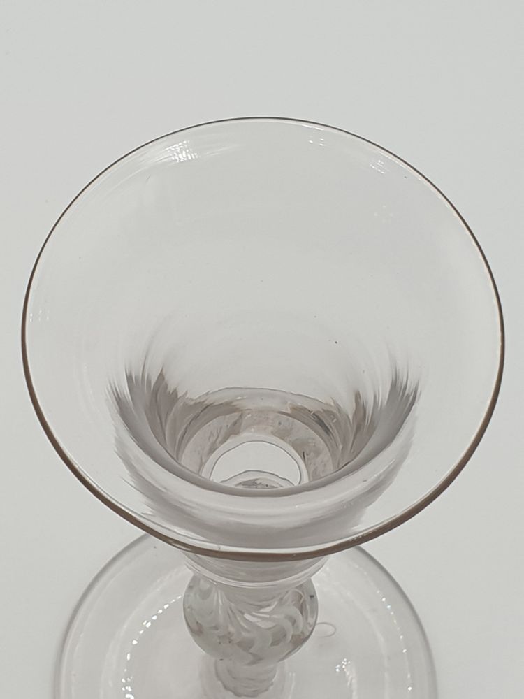 Verre à vin Anglais à pied du  XVIIIe Siècle vers 1750/70 Pied à spirales blanches multiples - 17 cm