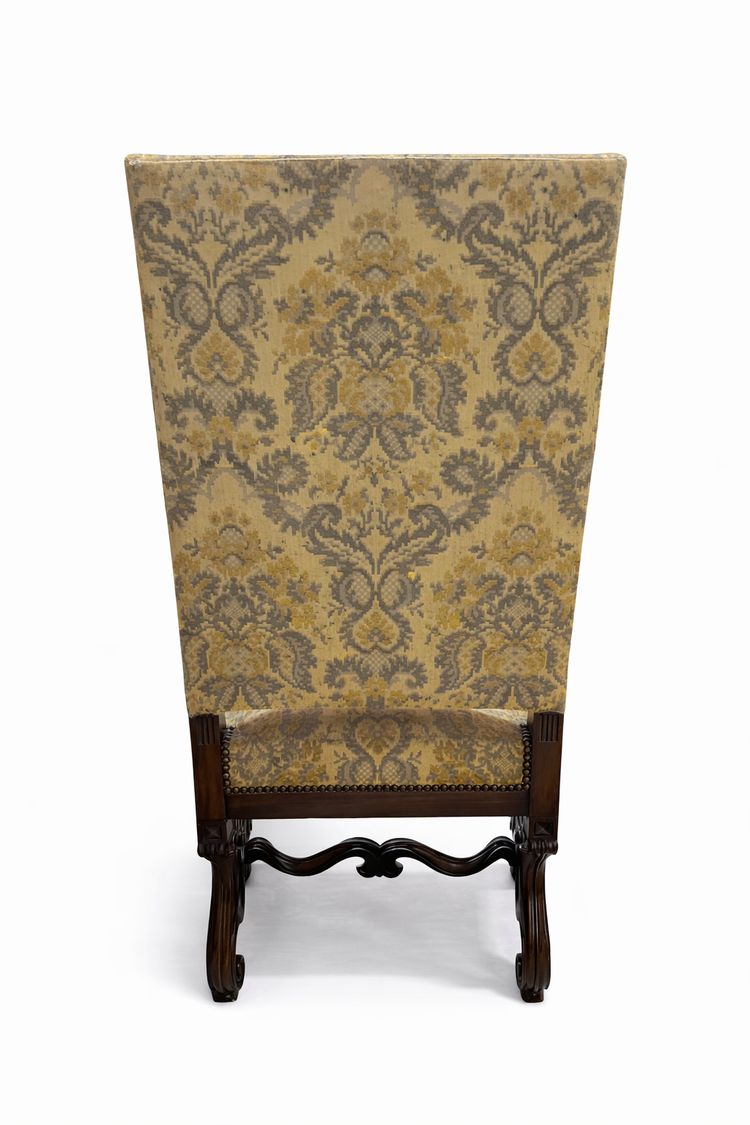 Fauteuil ancien à haut dossier en bois sculpté et tapisserie damassée