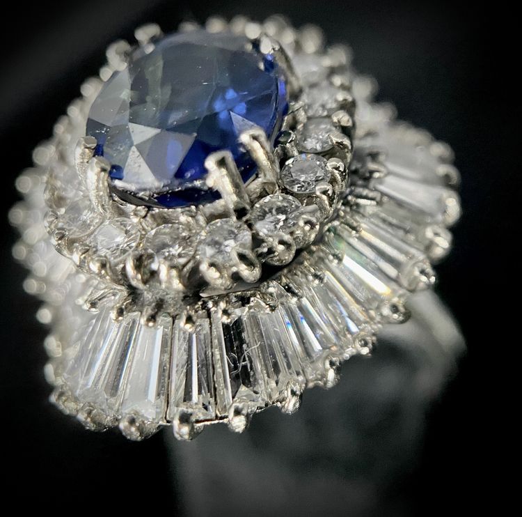 Bague Jupe sertie d'un saphir et de diamants