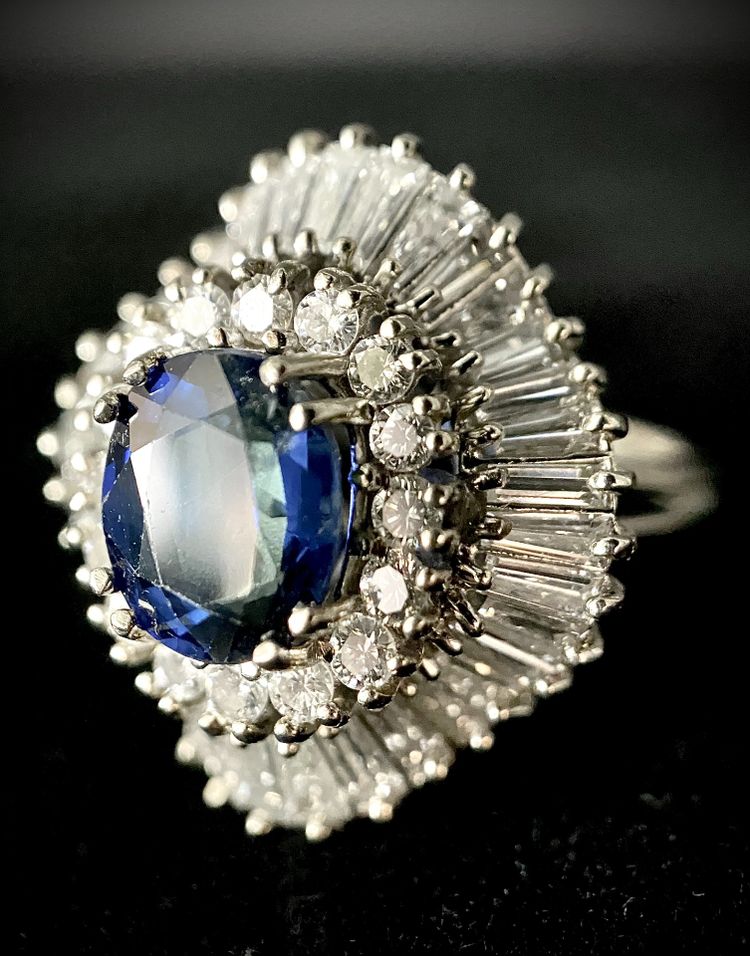 Bague Jupe sertie d'un saphir et de diamants