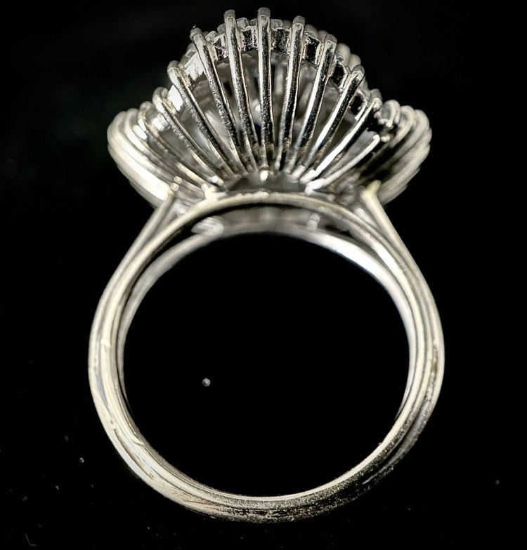 Bague Jupe sertie d'un saphir et de diamants
